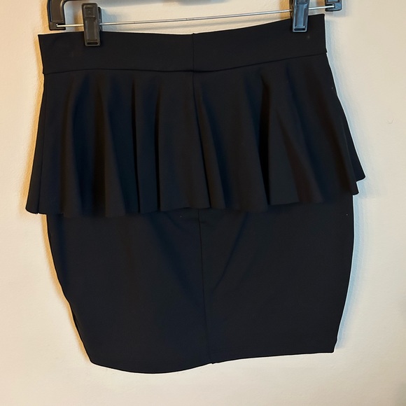 Black peplum skirt- BEBE - Picture 3 of 5